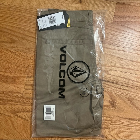 School uniform shorts Volcom Boys Frickin Twill Chino Shorts Sz 10 NWT - Picture 2 of 2